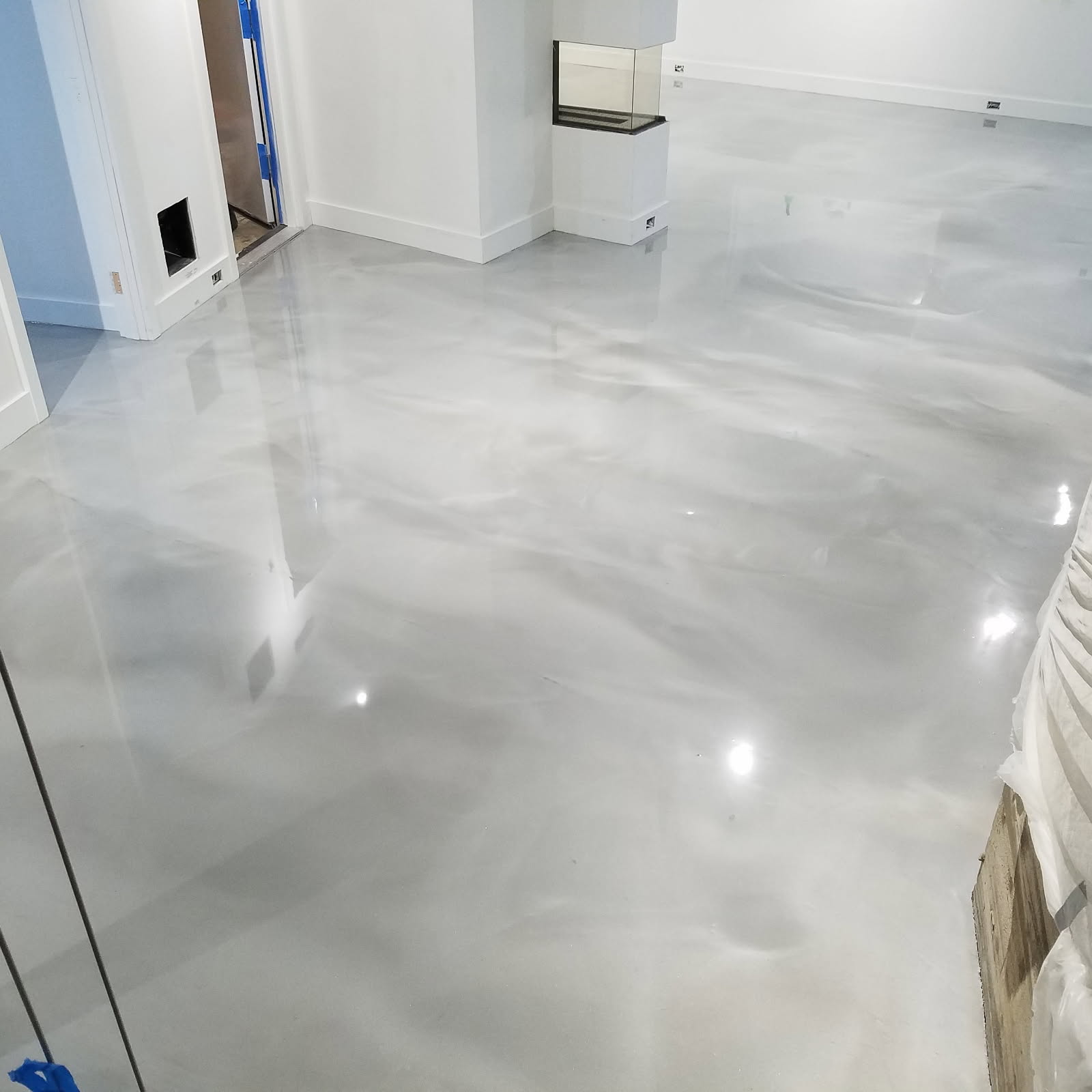 Pearl white metallic epoxy floor with marble effect